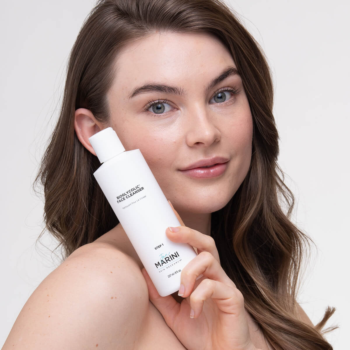 Model Holding Jan Marini Bioglycolic Cleanser