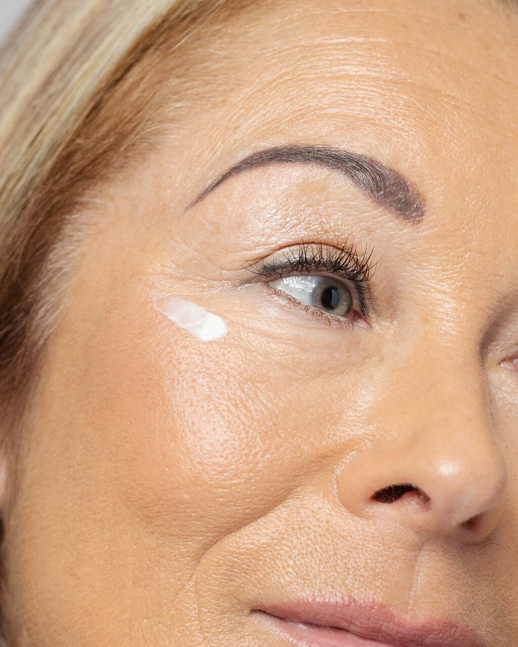 Vivier GrenzCine Eye 0.5 fl oz - SkinElite - lifestyle