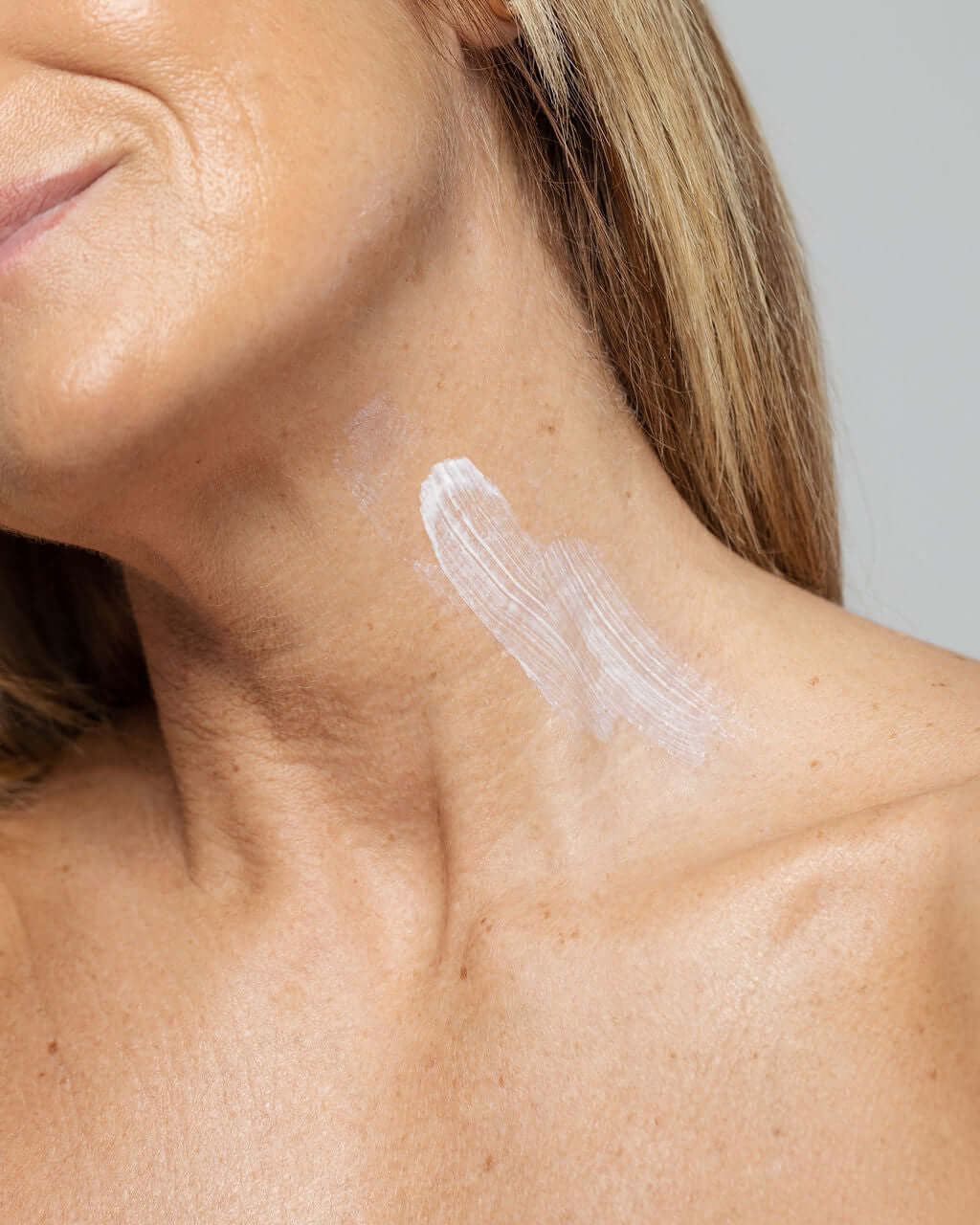 Vivier GrenzCine Neck 1 fl oz - SkinElite - lifestyle