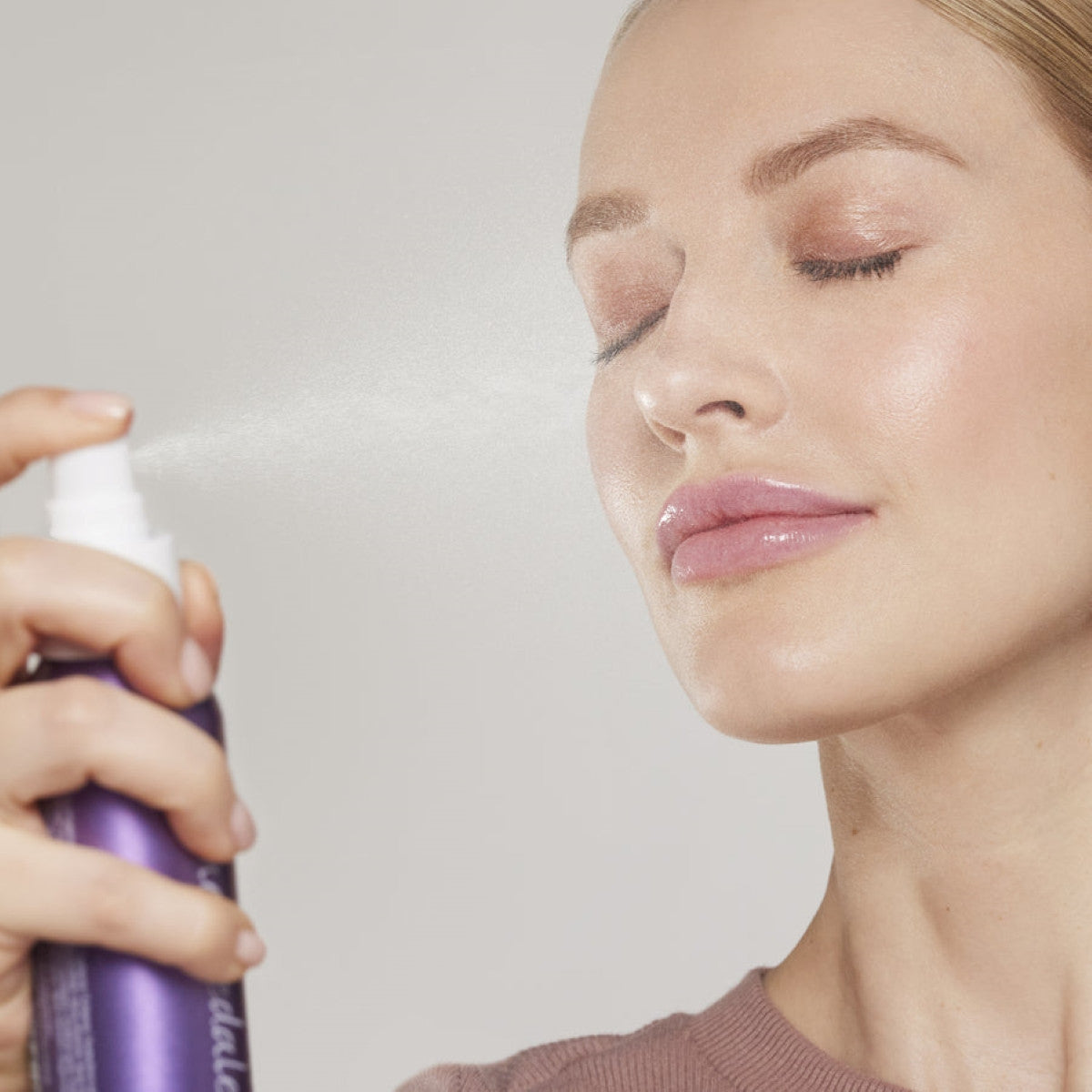 Jane Iredale Calming Lavender Hydration Spray 3.04 fl oz - SkinElite - lifestyle