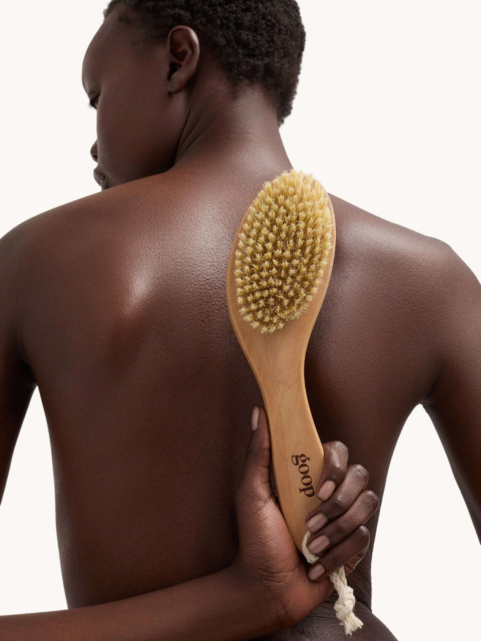 goop beauty Ultimate Dry Brush - Skin Elite - model