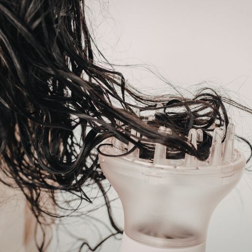 Drying hair with a diffuser for wavy hair