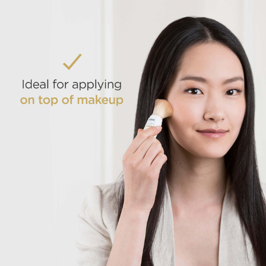 ISDIN Mineral Brush Application example, ideal for applying on top of makeup