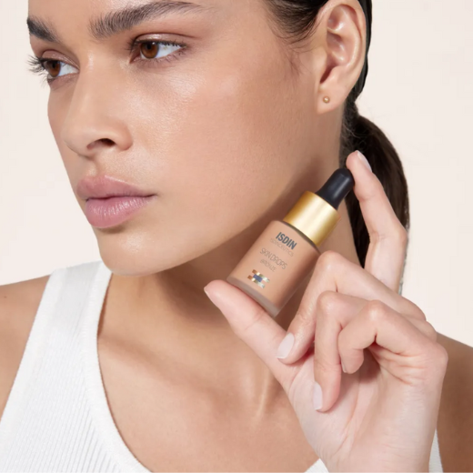 Model holding bronze ISDIN Isdinceutics Skin Drops bottle