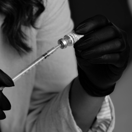Image of dermatologist filling a needle with Dysport
